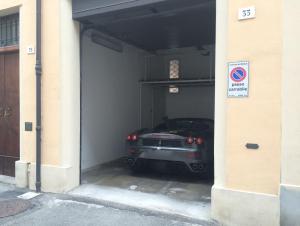伊莫拉卡丽盖里耶21精品B&B酒店的把车停在车库内