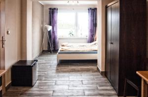 PawłówVilla 106的一间小卧室,配有床和窗户