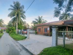 珍南海滩The RedBrick's Homestay Langkawi的街道旁的房屋