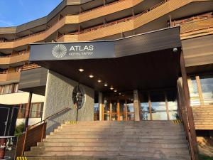 高塔特拉山ATLAS Hotel Tatry的带有读取地图集核心库的标志的建筑