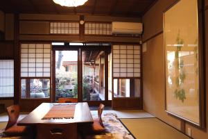京都正庵旅馆的客房设有桌椅和窗户。