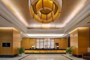 马尼拉Holiday Inn Manila Galleria, an IHG Hotel的大堂设有吊挂在天花板上的大吊灯