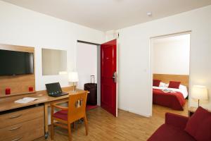 雷恩塞祖尔阿菲尔雷恩卡米拉别墅酒店的酒店客房配有书桌和床。