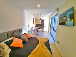 基多Republica del Salvador Coliving Ecuador XOE的一间卧室配有一张带橙色枕头的大床