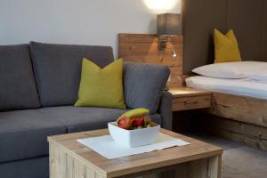 罗伊特苏姆莫伦酒店的客厅配有沙发和桌上一碗水果