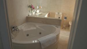 波尔图Bartolomeu Beach Apartments的浴室配有浴缸及镜子
