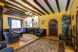波罗维茨Villa Kalia的客厅拥有黄色的墙壁和木制天花板。