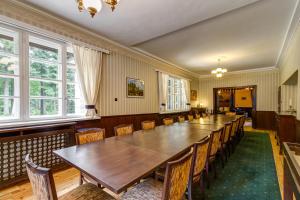 波罗维茨Villa Kalia的大型用餐室配有长桌和椅子