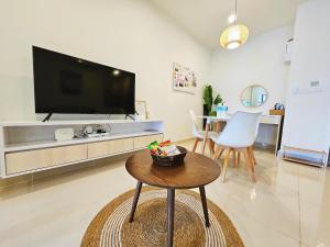 SummerSet Seaview Studio Apartment at Kota Kinabalu City Centre的电视和/或娱乐中心