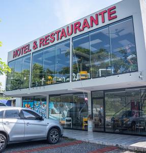 San LuisMi Tierra Hotel y Restaurante的停在酒店和餐厅前面的汽车