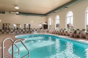 桑德贝桑德贝戴斯套房酒店 的一座建筑中间的游泳池,有一个喷泉