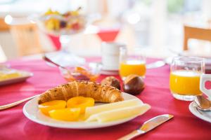 圣莫里茨莫里兹欧罗巴酒店的一张桌子,上面放着一盘鸡蛋、面包和橙汁