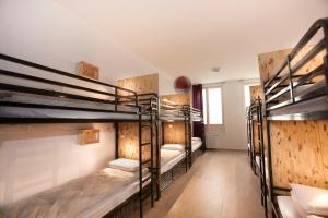 里昂漫游者宾馆的一间设有一张双层床的房间