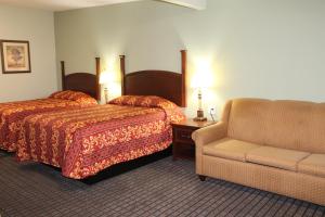 帕里斯美利坚套房酒店的酒店客房,配有两张床和椅子