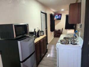 瓦莱069B Comfortable Suite with Kitchenette and King Bed near South Rim sleeps 4的厨房配有冰箱上方的微波炉