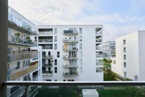 里尔Appartement T4 Moderne et Spacieux à Lille的公寓大楼设有阳台和窗户。