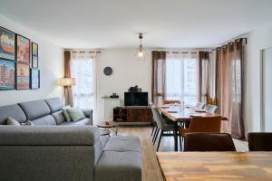 里尔Appartement T4 Moderne et Spacieux à Lille的客厅配有沙发和桌子