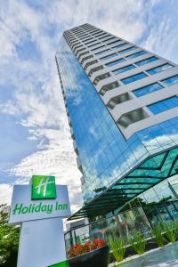 戈亚尼亚Holiday Inn - Goiania, an IHG Hotel的前面有假日旅馆标志的建筑