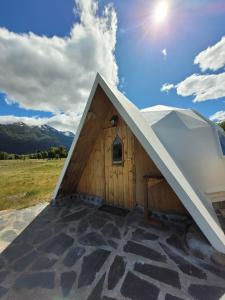 特来凡林Nomade Patagonia Glamping & Domos的一座带尖顶的小型木制建筑