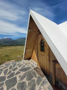 特来凡林Nomade Patagonia Glamping & Domos的一座带倾斜屋顶的小木结构建筑