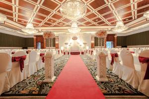 河内军团酒店的一个带桌椅和红地毯的宴会厅