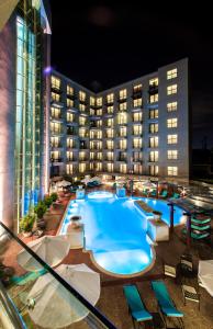河内军团酒店的一家在晚上设有大型游泳池的酒店
