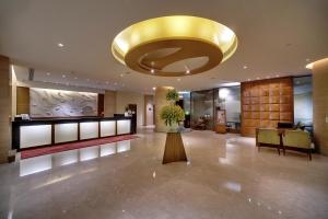 帕纳吉Vivanta Goa, Panaji的大型大堂设有金色天花板