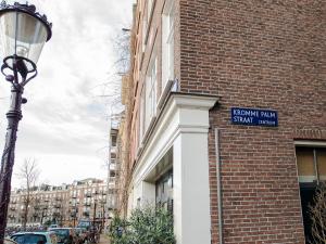 阿姆斯特丹阿姆斯特丹棕榈公寓酒店的砖楼一侧的街道标志