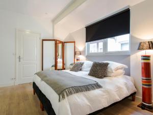 阿姆斯特丹阿姆斯特丹棕榈公寓酒店的卧室设有一张大白色的床和大窗户