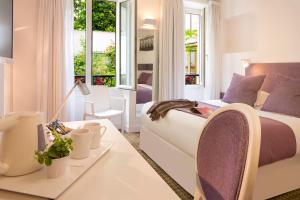 巴黎米斯塔尔酒店的卧室配有一张床和一张桌子及椅子