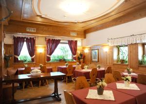 罗卡皮耶托雷贾妮伊尔奇莫洛酒店的用餐室设有桌椅和窗户。