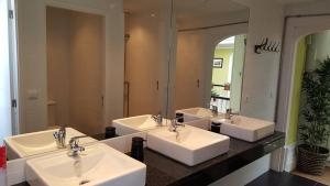 波尔图波尔图葡萄酒旅馆的一间带四个盥洗盆和大镜子的浴室