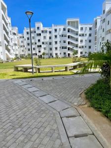 蒙巴萨Buxton point apartment的一座带长凳和建筑的公园