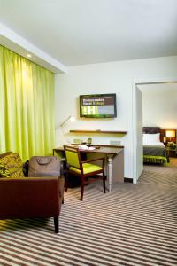 卡卢加卡卢加安布萨达酒店的酒店客房配有书桌和床。