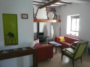波凯兰特Villa Carmen的客厅配有红色的沙发和椅子