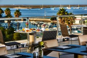 法鲁法罗酒店及海滩俱乐部的阳台配有桌椅,享有海港的景致。