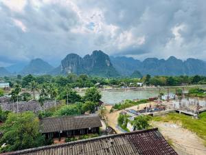 万荣Vang Vieng Hana River View Hotel & Travel的享有山脉背景的河流美景