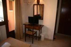 奥尔迪诺加斯帕酒店的一间配备有一张书桌的房间,电脑在里面