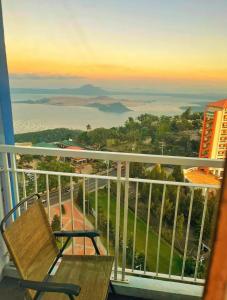 大雅台JT Tagaytay Suites的阳台设有长凳,享有海景。