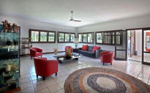 孔卡斯普奇拉索拉拉酒店的客厅配有红色椅子和沙发