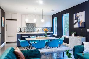 Modern ATX Mansion 6th Street - 3 min scooter