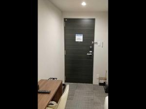 京都Smart Place Inn Kyoto Shijo Omiya Station的一张桌子和一张桌子的房间里的门