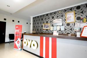 万隆Super OYO Maleo Exclusive Residence near universitas kriten Maranatha的墙上有标牌的商店