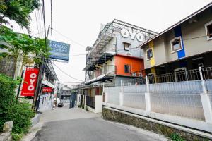 万隆Super OYO Maleo Exclusive Residence near universitas kriten Maranatha的大楼前空的街道