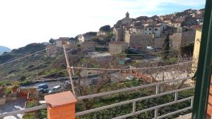 Isola del GiglioAppartamento GIGLIO CASTELLO 2的享有小镇的山丘美景