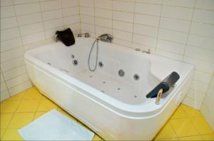 埃里温Ivy Boutique Hotel的浴室内带枪的白色浴缸