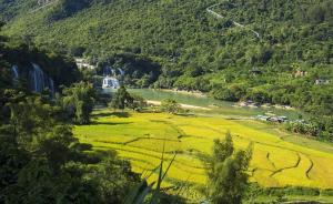 高平Cao Bang Loop Tour Office & Hostel - Car - Motorbike Rental - Easy Rider的享有山谷、河流和田野的景色