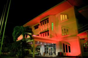 帕拉马里博黄金楚里酒店&赌场的一座晚上有红灯的建筑