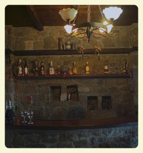 卡托劳塔翁反而拉斯酒店的酒吧设有石墙、瓶子和吊灯