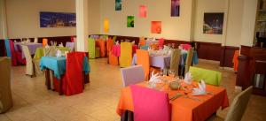 帕拉马里博黄金楚里酒店&赌场的用餐室配有色彩缤纷的桌椅